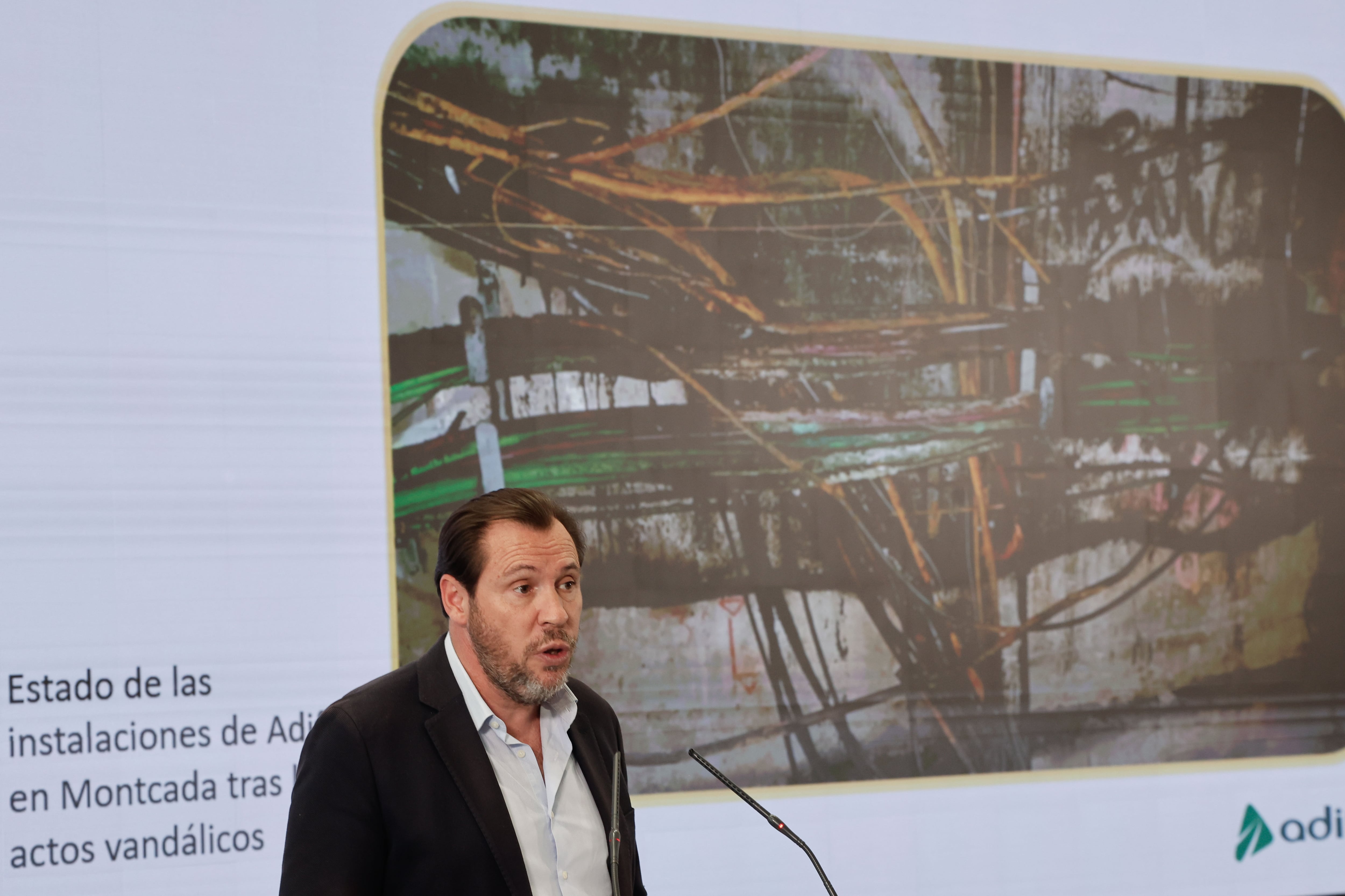 El ministro de Transportes y Movilidad Sostenible, Óscar Puente, ofrece una rueda de prensa para abordar la situación generada por los graves actos vandálicos sufridos ayer en la red de Rodalies de Cataluña