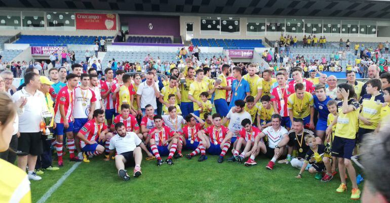 Foto de familia tras el final del encuentro entre CD Navas y Torredonjimeno B.