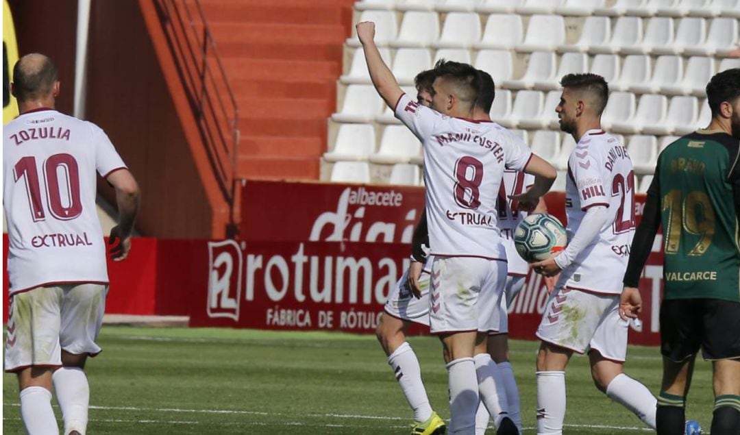 Manu Fuster celebra un gol con el Albacete