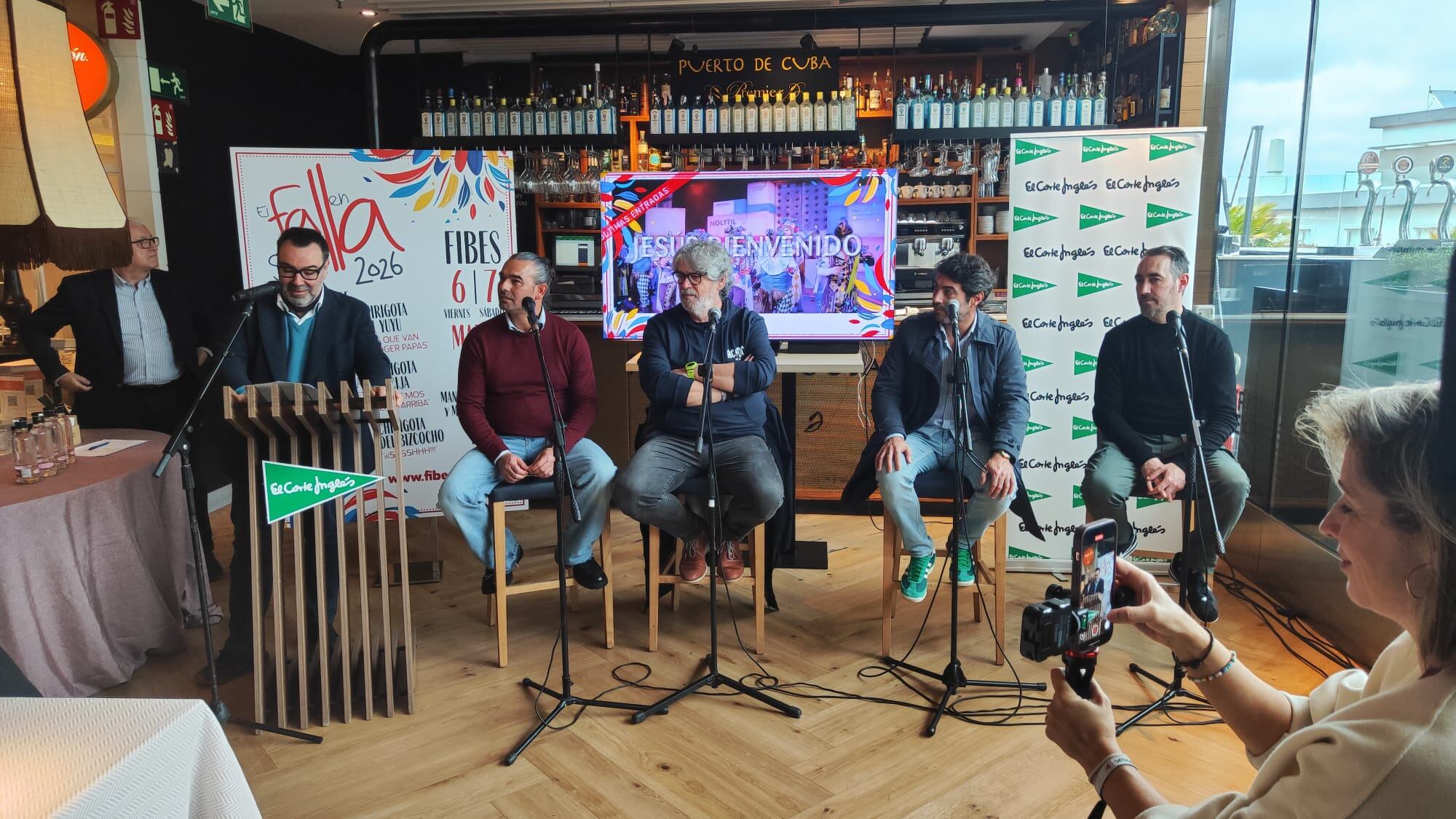 Los saeteros del Bizcocho y los cardenales de El Yuyu, en el Falla