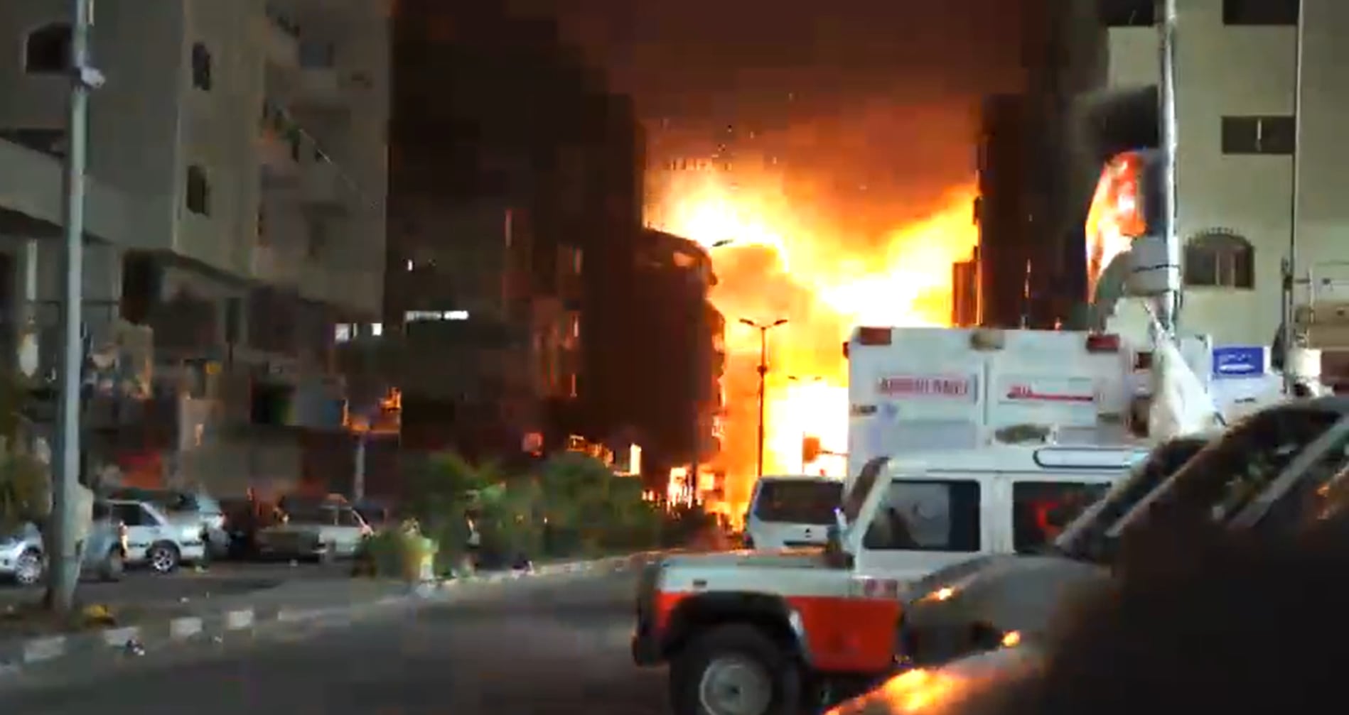 Momento del bombardeo cercano al hospital de Al-Quds