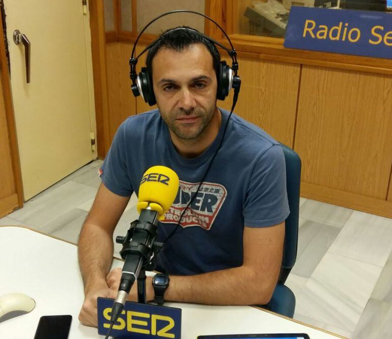 El científico, Francisco Vega, desde los estudios de Cadena SER de Radio Sevilla.