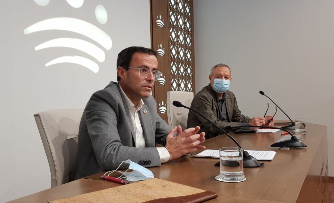 El presidente de la Diputación de Badajoz, Miguel Ángel GAllardo, y el presidente provincial de Cruz Roja, Alfonso Ménd