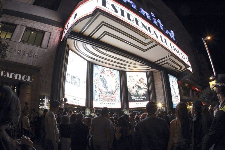 GRA412. MADRID, 27/10/2014.- Gran número de personas hacen cola en el cine Capitol de Madrid con motivo de la nueva edición de la Fiesta del Cine que ha arrancado hoy en la capital, y que ofrecerá precios reducidos en las salas hasta el miércoles para un millón y medio de acreditados, a los que habrá que sumar los menores de 14 años y los mayores de 60 que no necesitan inscripción previa. EFE/Kiko Huesca