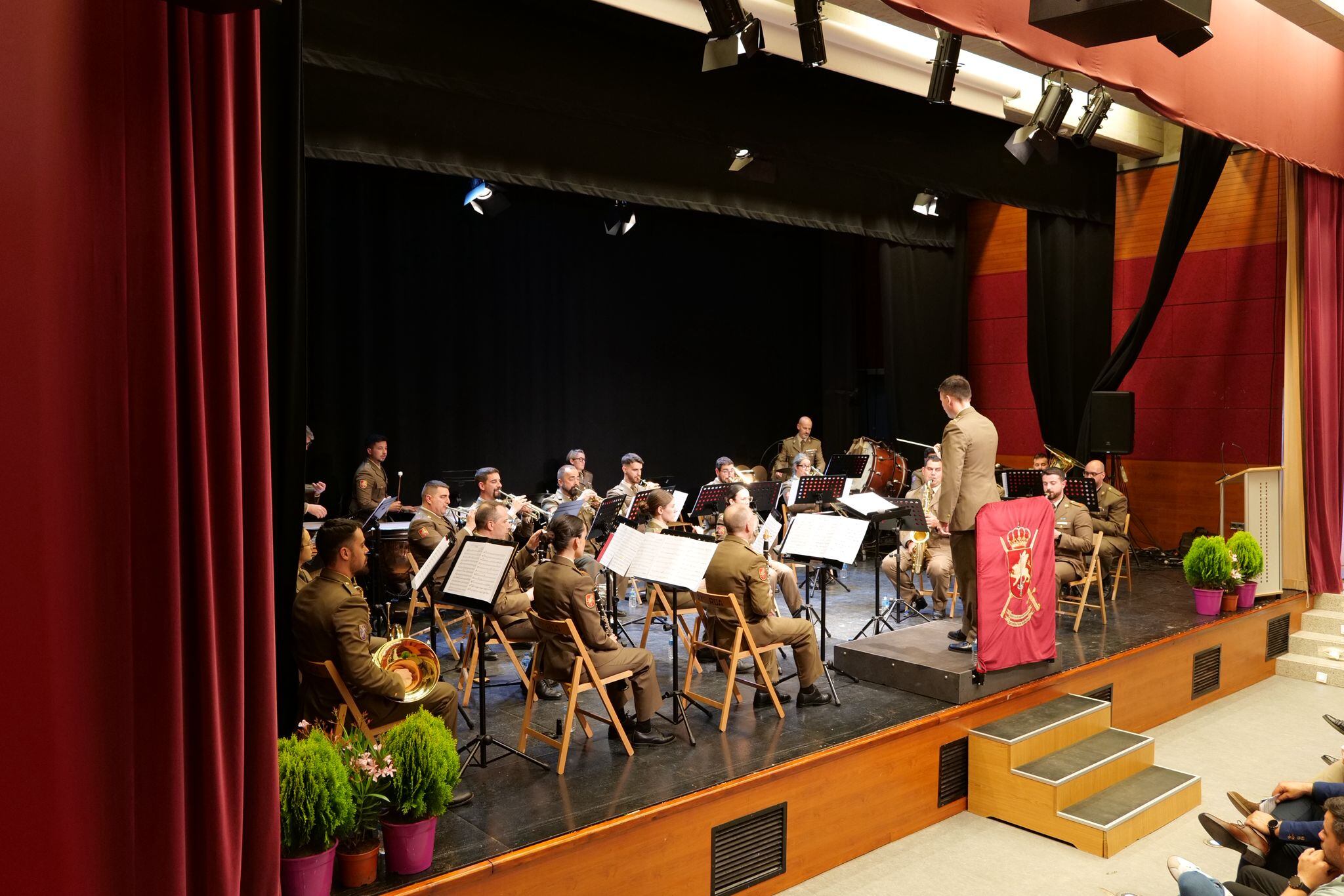 La División San Marcial ofreció un concierto inaugural de los actos de este bicentenario