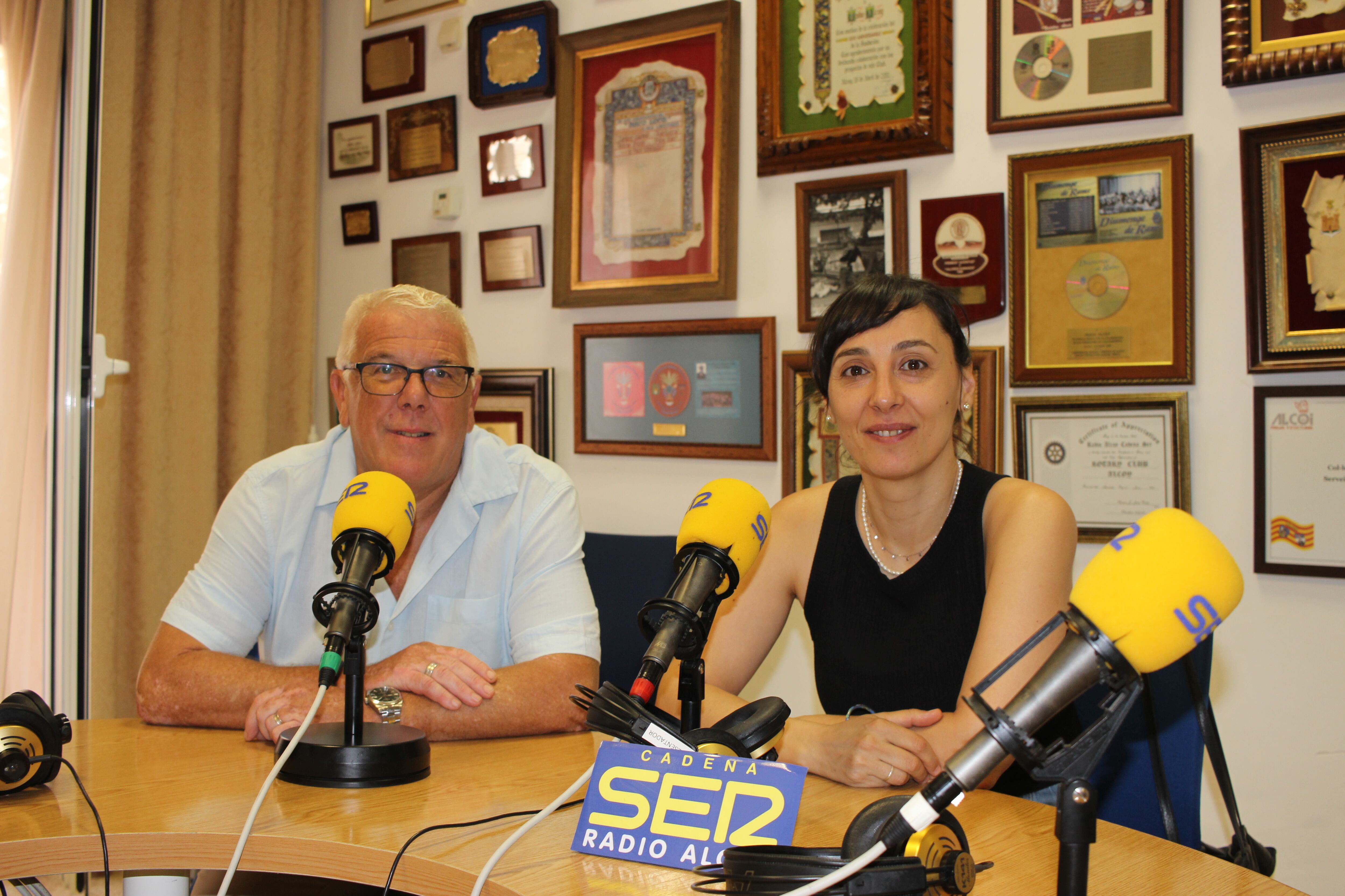 Componentes de la plataforma ciudadana en defensa del autobús comarcal, en Radio Alcoy