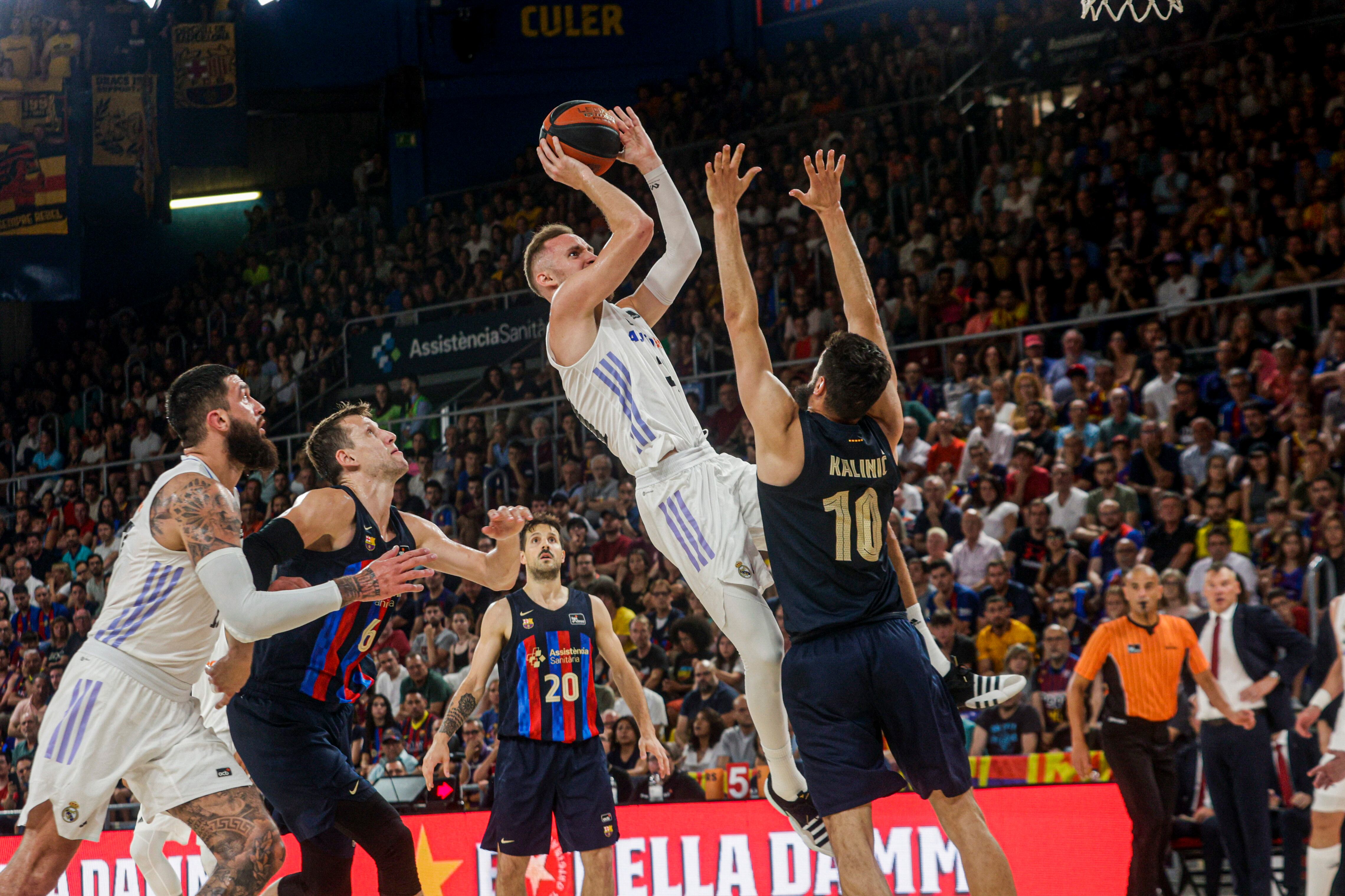 Danan Musa se dsipone a lanzar ante Nikola Kalinic durante el segundo partido de la final de la Liga Endesa.