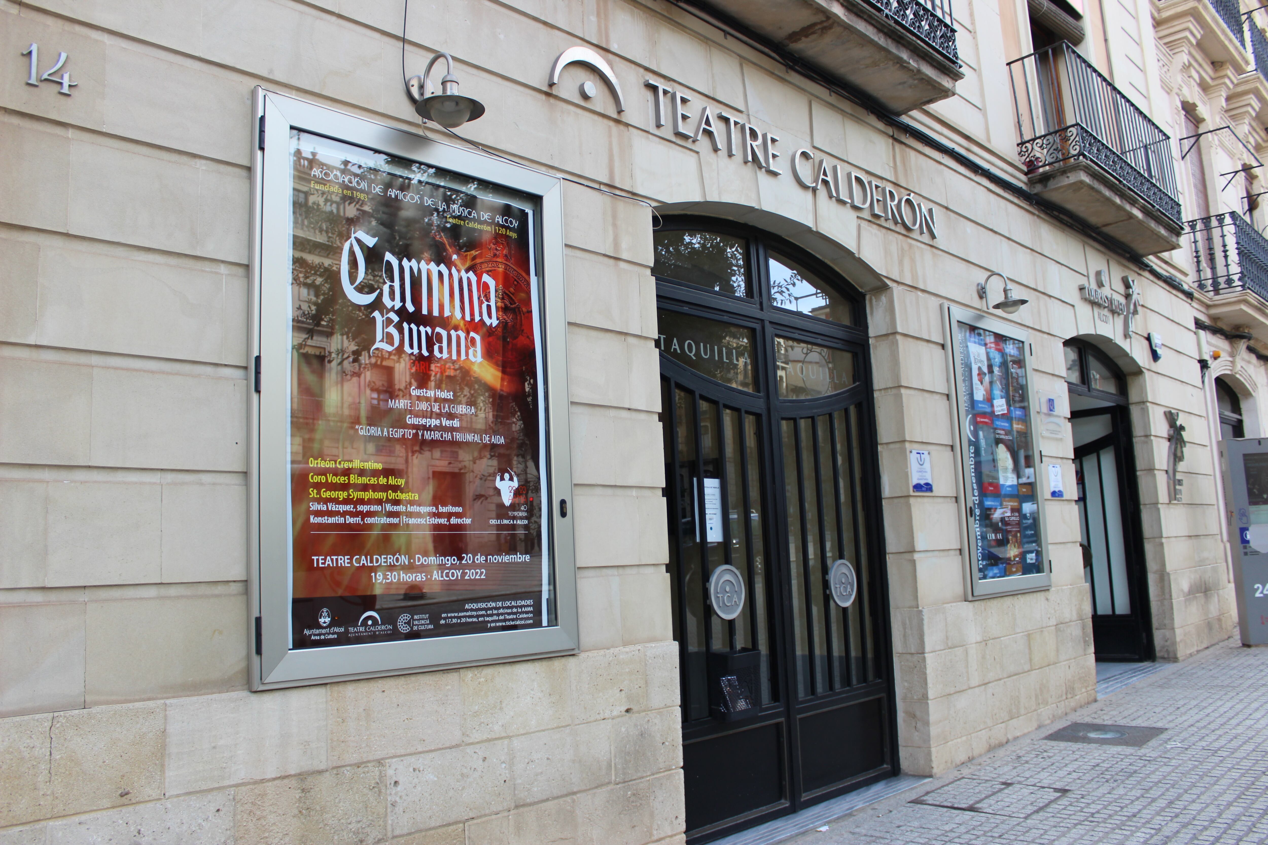 Imagen de archivo de la entrada al Teatre Calderón por la plaza de España