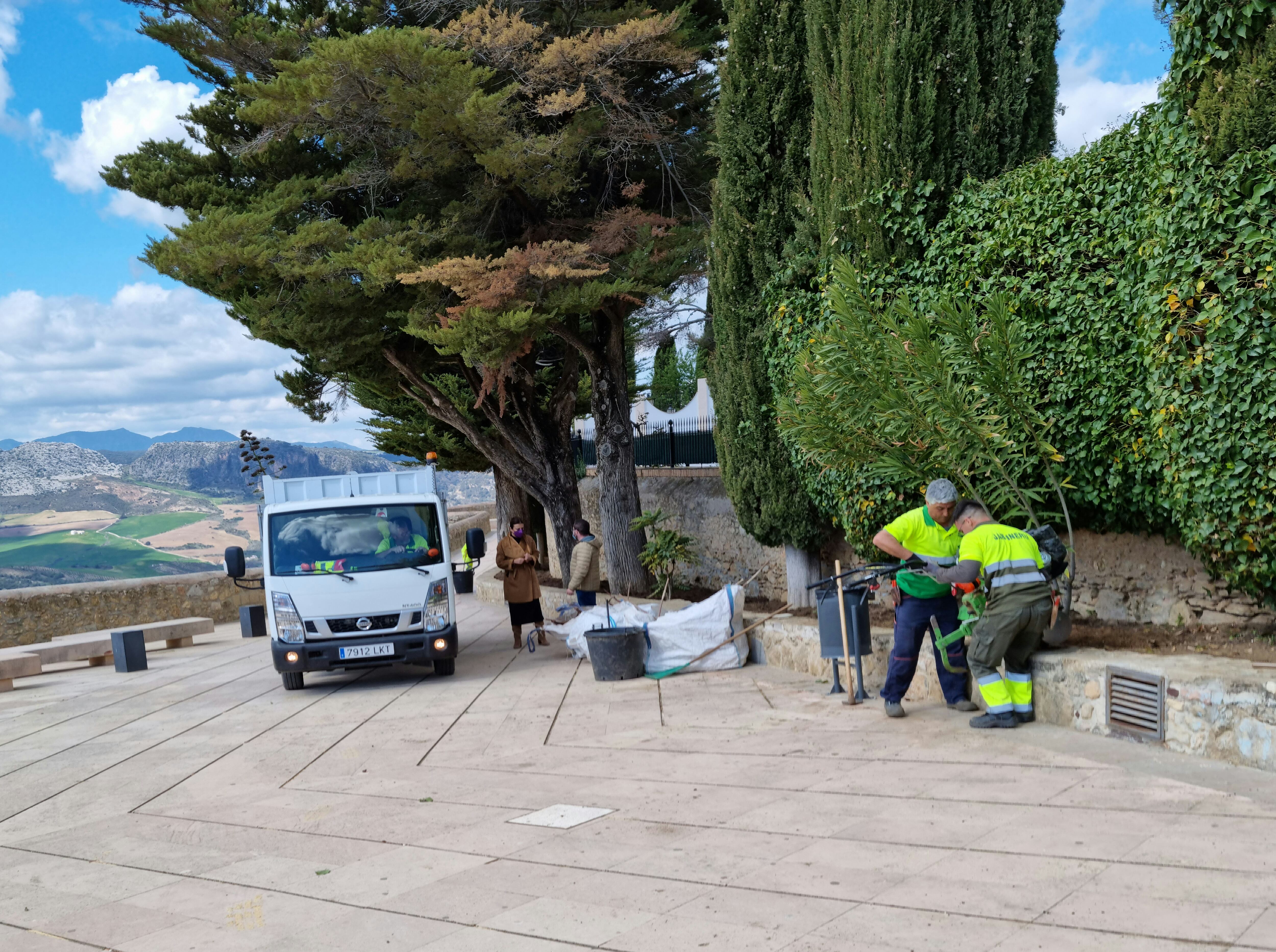 Varios operarios municipales del Ayuntamiento de Ronda trabajan en los jardines del Paseo de los Ingleses