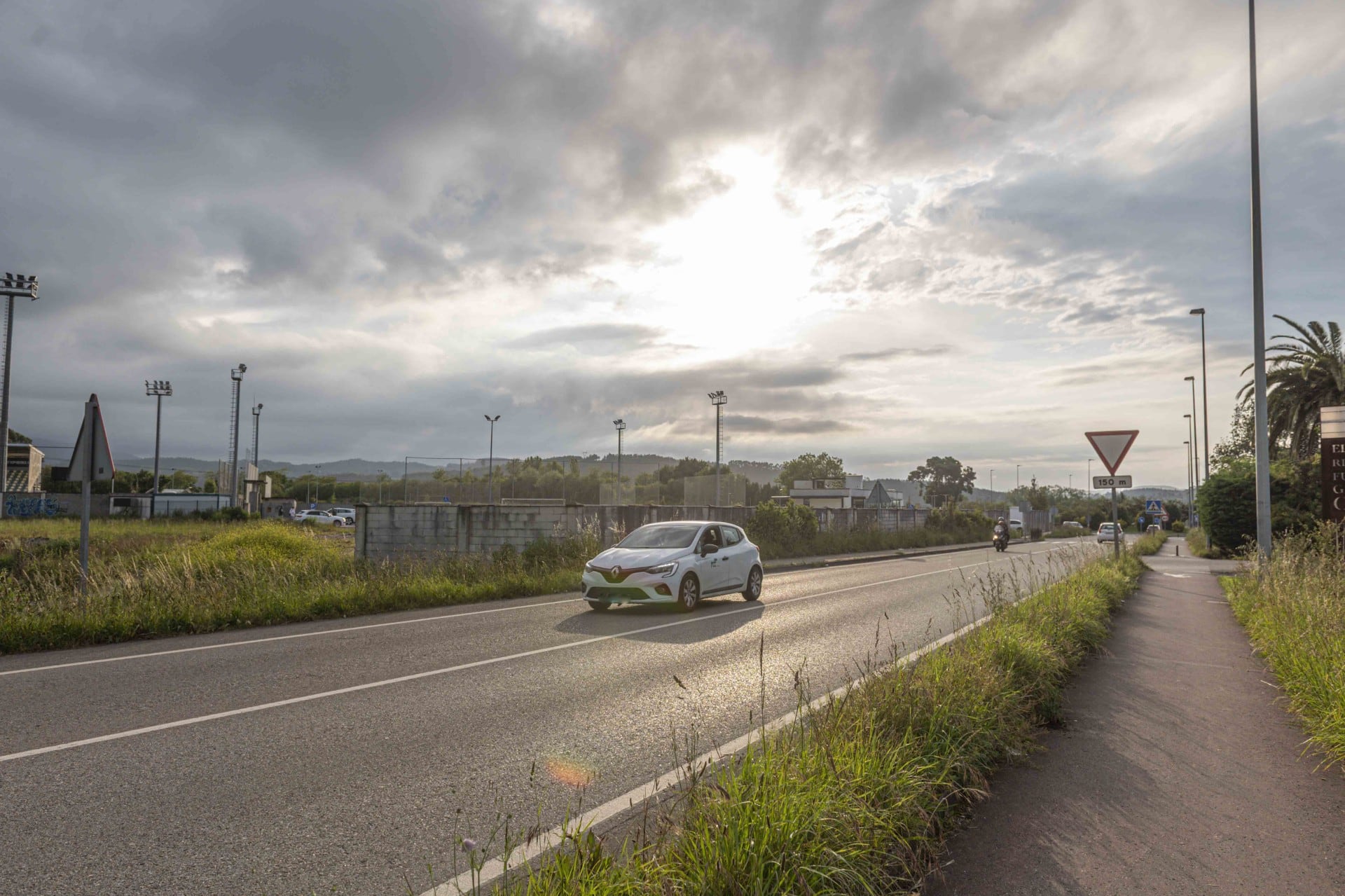 Carretera nacional 331 a la altura del campo de fútbol y de las piscinas municipales de Torrelavega.