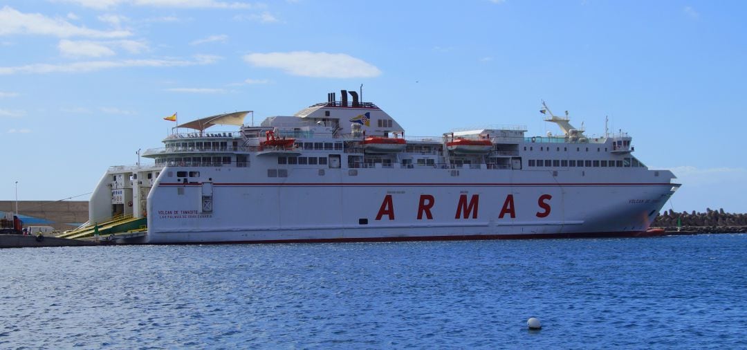 Un ferry de Naviera Armas en una foto de archivo