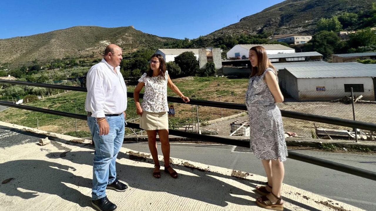 El alcalde de Güéjar Sierra, José Robles, y compañeras de la corporación, visitan solar a adquirir para espectáculos taurinos y otros fines lúdicos