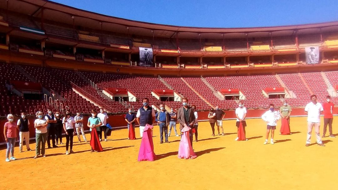 Los diestros Eduardo Dávila Miura y José Luis Moreno, al frente de un grupo de aficionados en la plaza de toros de Córdoba