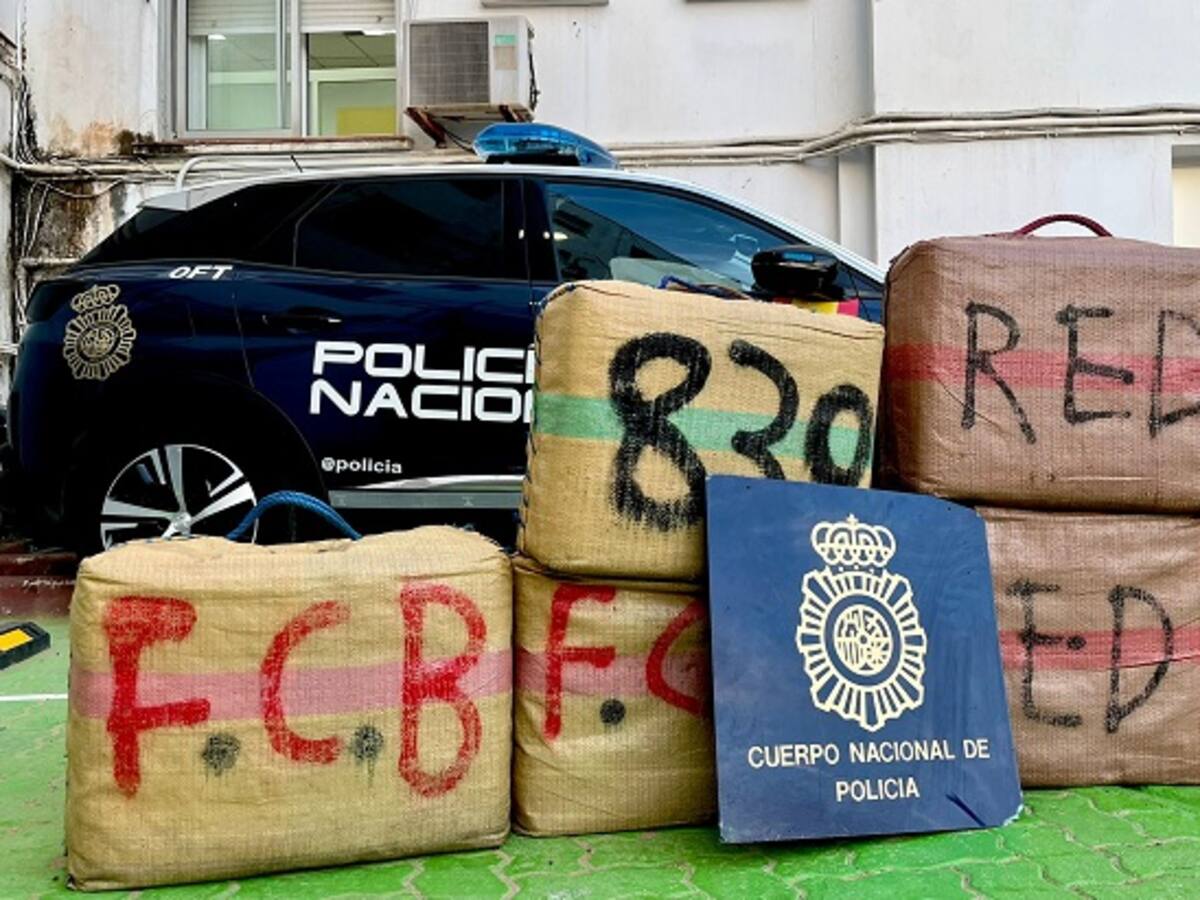 Un detenido en La Línea tras un alijo de hachís en la playa de Poniente