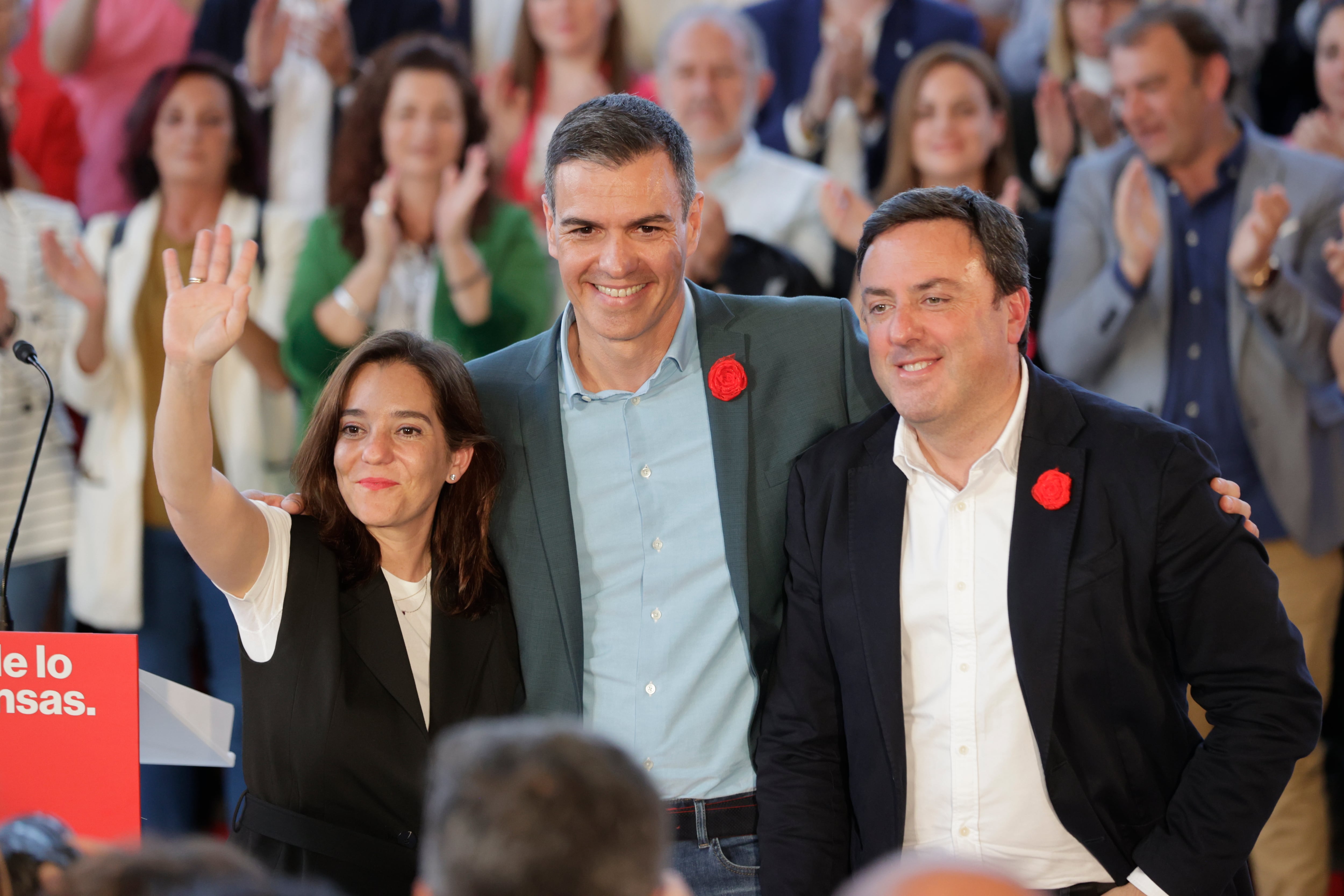 A CORUÑA, 28/04/2023.- El presidente del Gobierno y secretario general del PSOE, Pedro Sánchez (c), participa en su primer acto de la precampaña gallega para presentar a la alcaldesa de A Coruña y candidata a la reelección, Inés Rey (i), junto al líder de los socialistas gallegos, Valentín González Formoso (d). EFE/Cabalar
