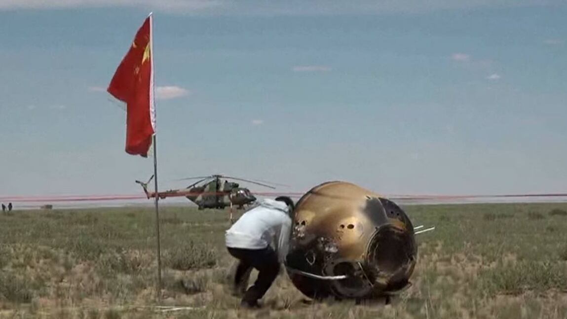La sonda china Chang’e 6 regresa a la Tierra con muestras de la cara oculta de la Luna.