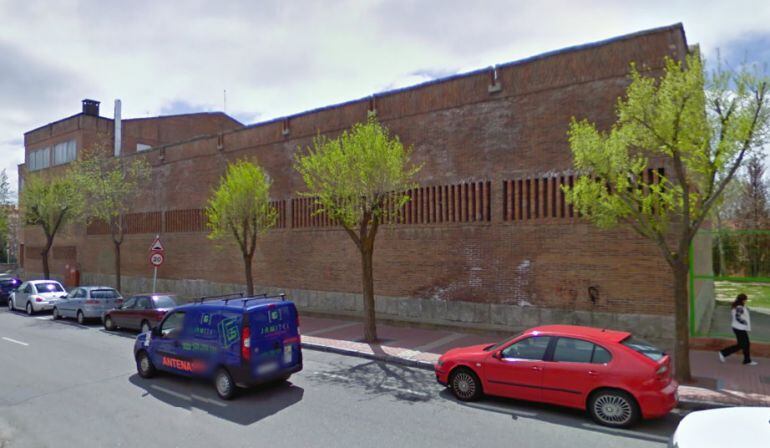 Exterior del edificio de la Ciudad Deportiva que será demolido