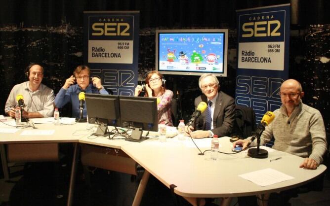 Jordi Martí, Javi Giménez, Rosa Badia, el alcalde Xavier Trias i Sergi Mas, a l'inici de la 47ena edició del Cap Nen Sense Joguina