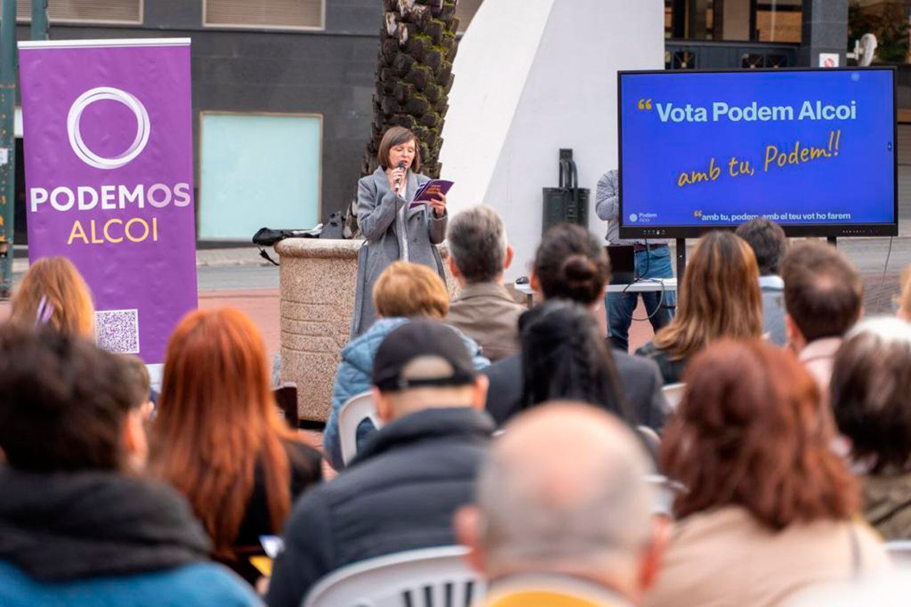 Trini Rubio, la candidata a la alcaldía de Podem Alcoi, durante su intervención