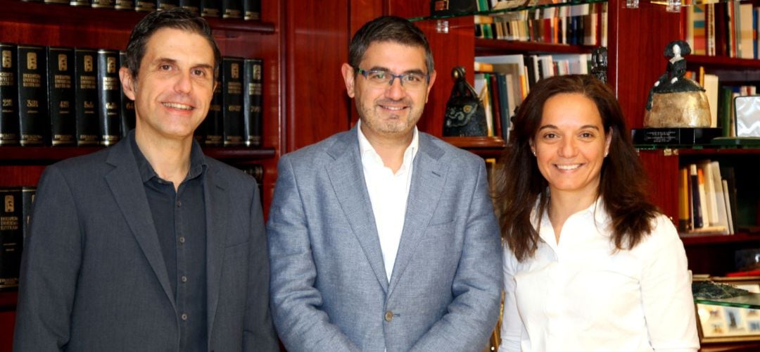 Los alcaldes de Alcalá de Henares, Javier Rodríguez y Alcobendas, Rafael Sánchez Acera, junto a la alcaldesa de Getafe, Sara Hernández