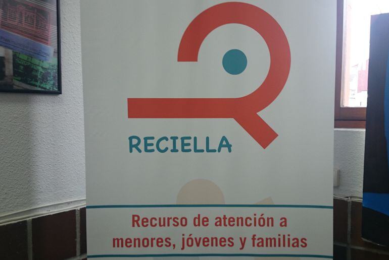 Cartel y logo de &amp;quot;Reciella&amp;quot;.