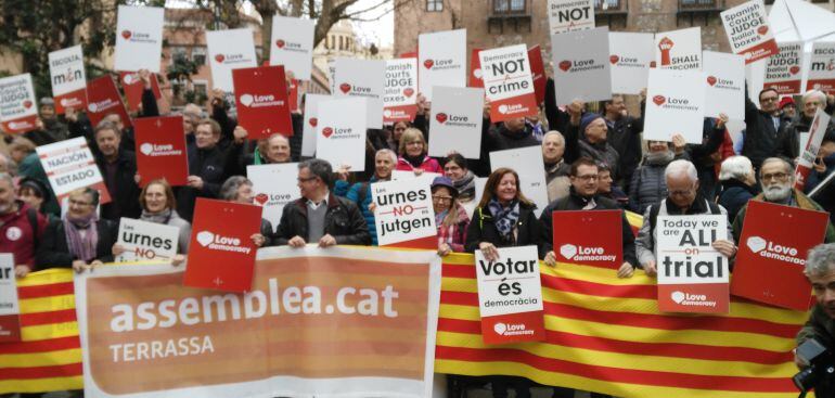 Decenas de personas apoyan a Homs hace un año antes del juicio en Madrid