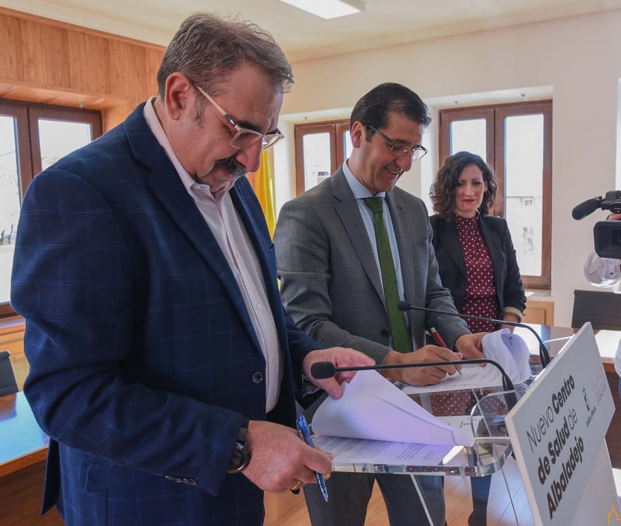 Jesús Fernández, consejero de Sanidad y Jose Manuel Caballero presidente de la Diputación firman el protocolo