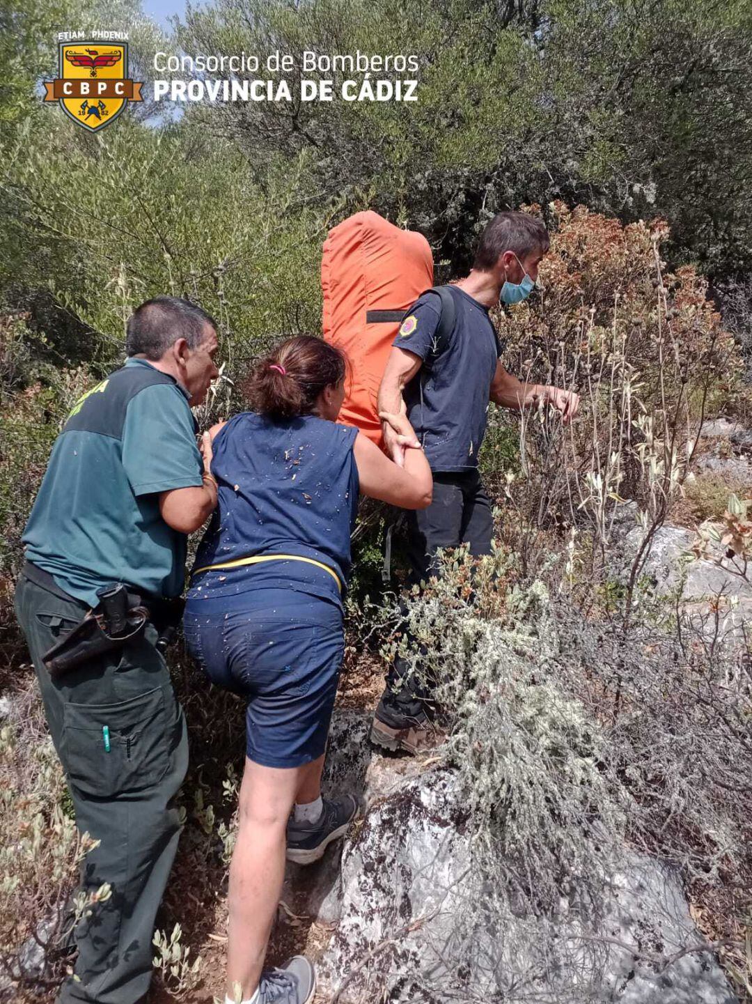 Los bomberos rescatando a la familia que se había desorientado