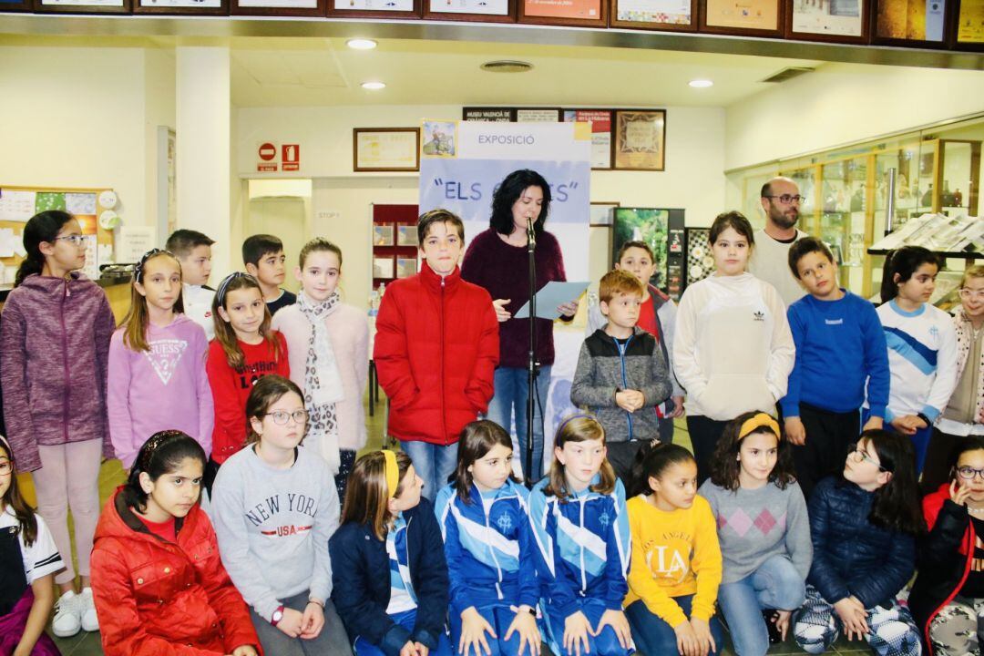 Imagen de archivo. Actividad con niños en el museo