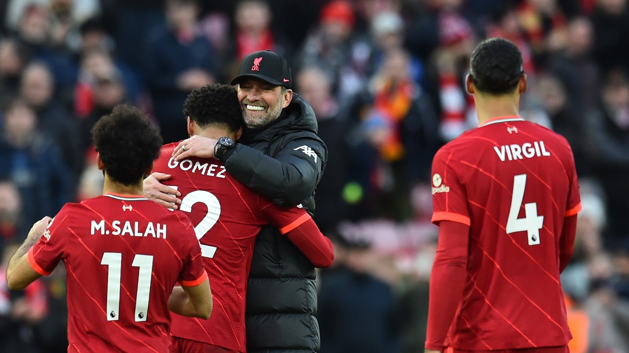 Jurgen Klopp celebrando una victoria con Joe Gomez, Mohamed Salah y Van Dijk.