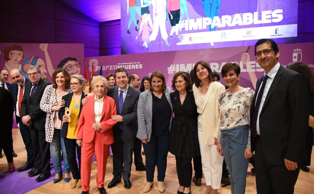 Bienvenida Pérez, en el centro, junto al presidente de Castilla La Mancha y la vicepresidenta Carmen Calvo entre otras autoridades.