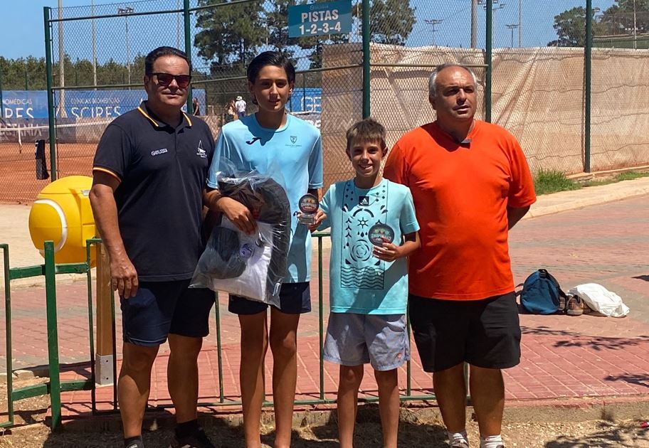 Gonzalo Corrales con su trofeo de ganador junto al finalista Javier Ballesteros