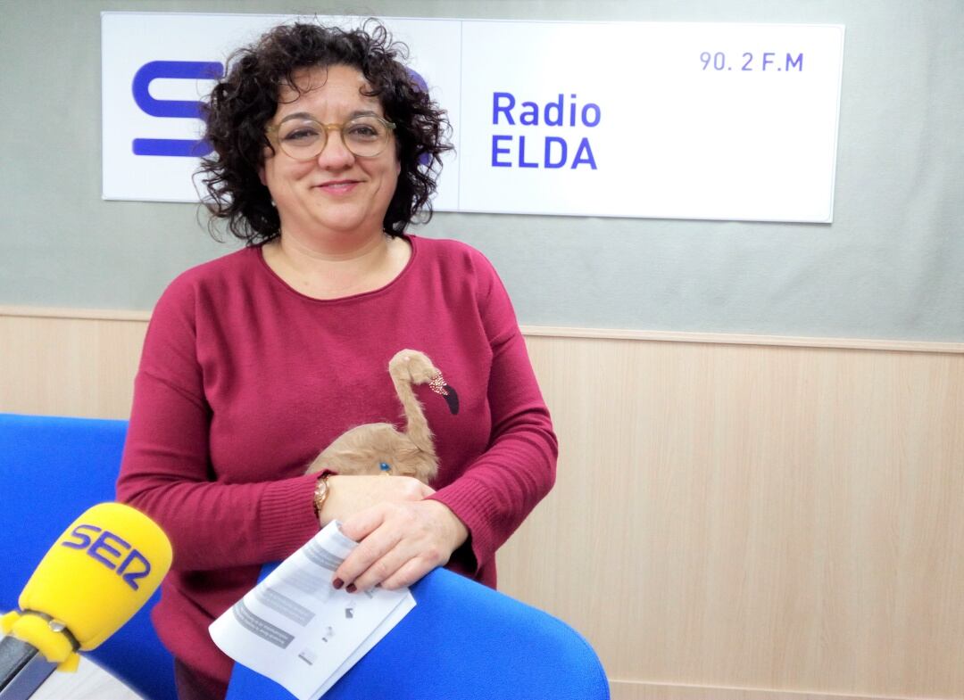 Virtudes Hernández en el estudio de Radio Elda SER
