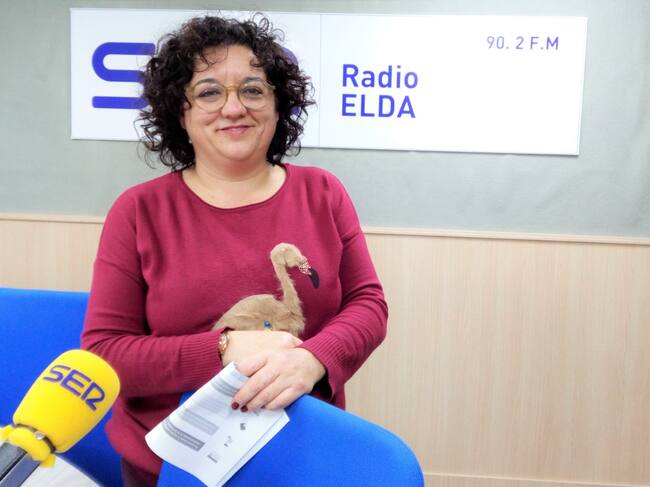Virtudes Hernández en el estudio de Radio Elda SER