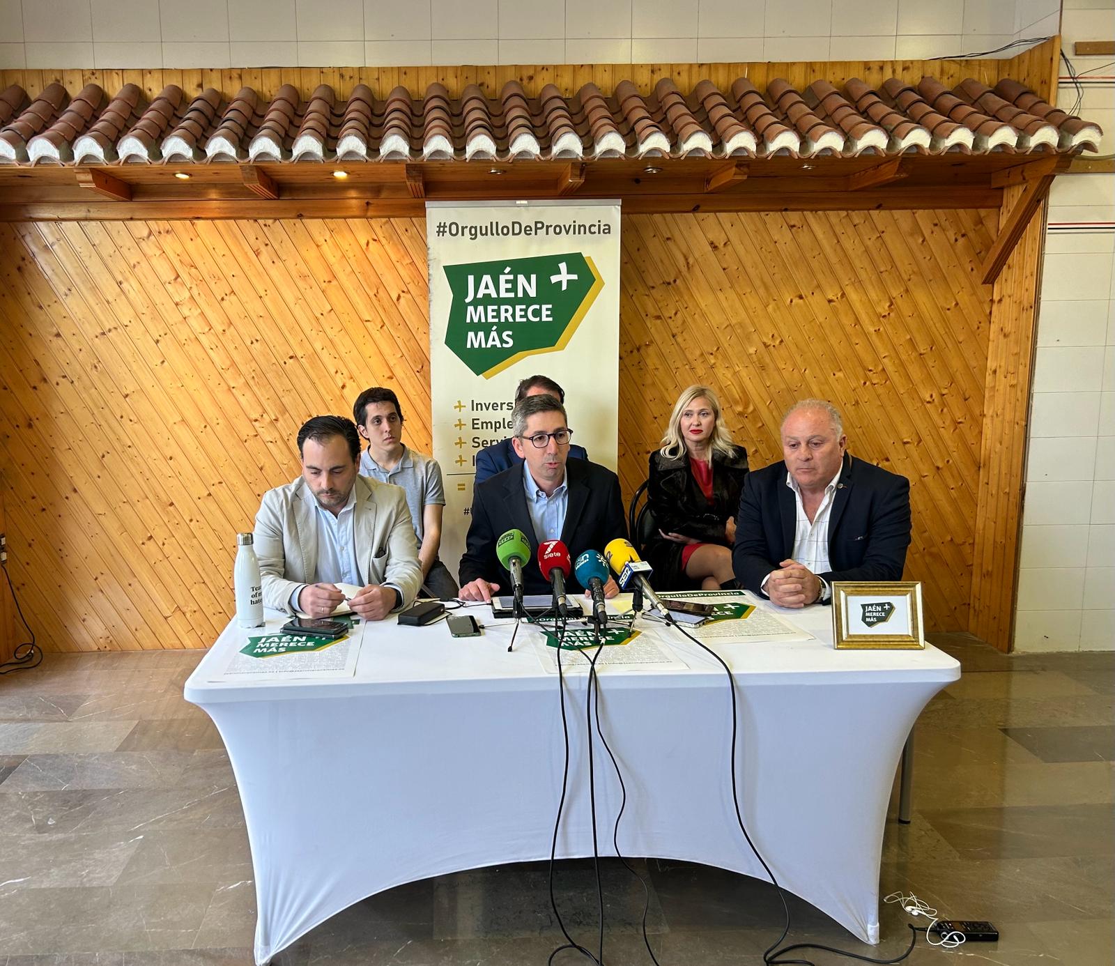 El presidente de Jaén Merece Más, Juan Manuel Camacho (centro de la primera fila) junto al coordinador general, José María Mesbailer (a su derecha) y Manuel Barrionuevo (coordinador provincial). Detrás, los tres concejales de JM+ en la capital.