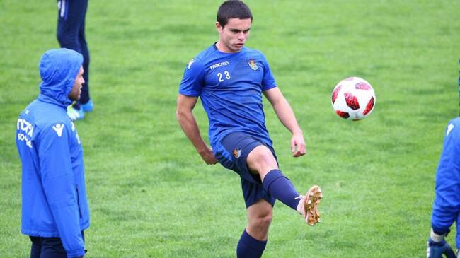 Sangalli golpea un balón en Zubieta