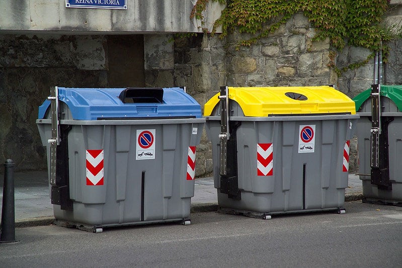 Contenedores azules y amarillos de recogida de basura