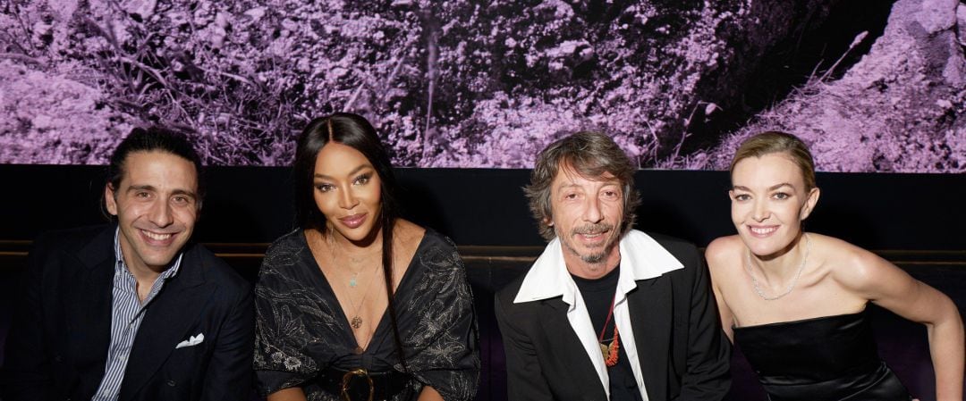 (I-D) La pareja de la futura presidenta de Inditex, Marta Ortega, Carlos Torretta; la actriz Naomi Campbell; la futura presidenta de Inditex, Marta Ortega, y el diseñador de moda Pierpaolo Piccioli durante la celebración social previa a la inauguración al público de la exposición ‘Untold Stories’ del fotógrafo Peter Lindbergh en el Muelle de la Batería, a 1 de diciembre de 2021, en A Coruña, Galicia, (España). Marta Ortega Pérez y Benjamin Lindbergh actúan de anfitriones en una velada en la que el mundo del arte y de la moda internacional celebraron la llegada a A Coruña de la primera gran exposición de la obra de póstuma de Peter Lindbergh en España. Previamente, tuvo lugar una visita inaugural en la que participaron personalidades de la política, la cultura y la empresa de Galicia. La exposición abrirá al público el próximo sábado 4 de diciembre. Esta muestra llega a España fruto del empeño de Ortega, admiradora y amiga del difunto fotógrafo. El evento tiene lugar un día después de anunciarse el nombramiento de Ortega como presidenta del grupo Inditex con el carácter de consejera dominical.