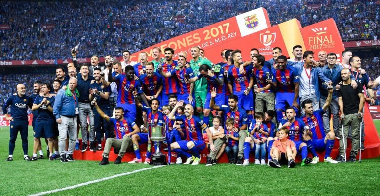 Los jugadores del Barcelona celebran el título copero