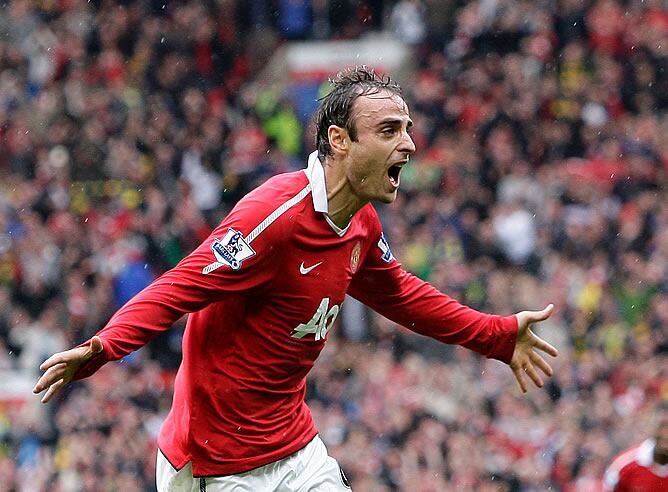 Berbatov celebra uno de sus tres tantos al Liverpool