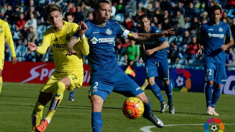 Castillejo pelea por una balón en el Coliseum Alfonso Pérez