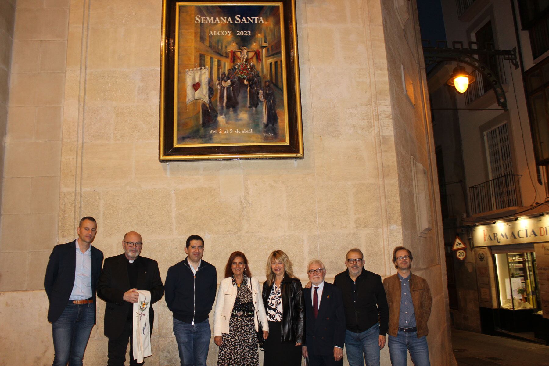 Las autoridades presentes junto a la autora del cartel, el cura párroco de las parroquias del centro y el pregonero de la Semana Santa 2023