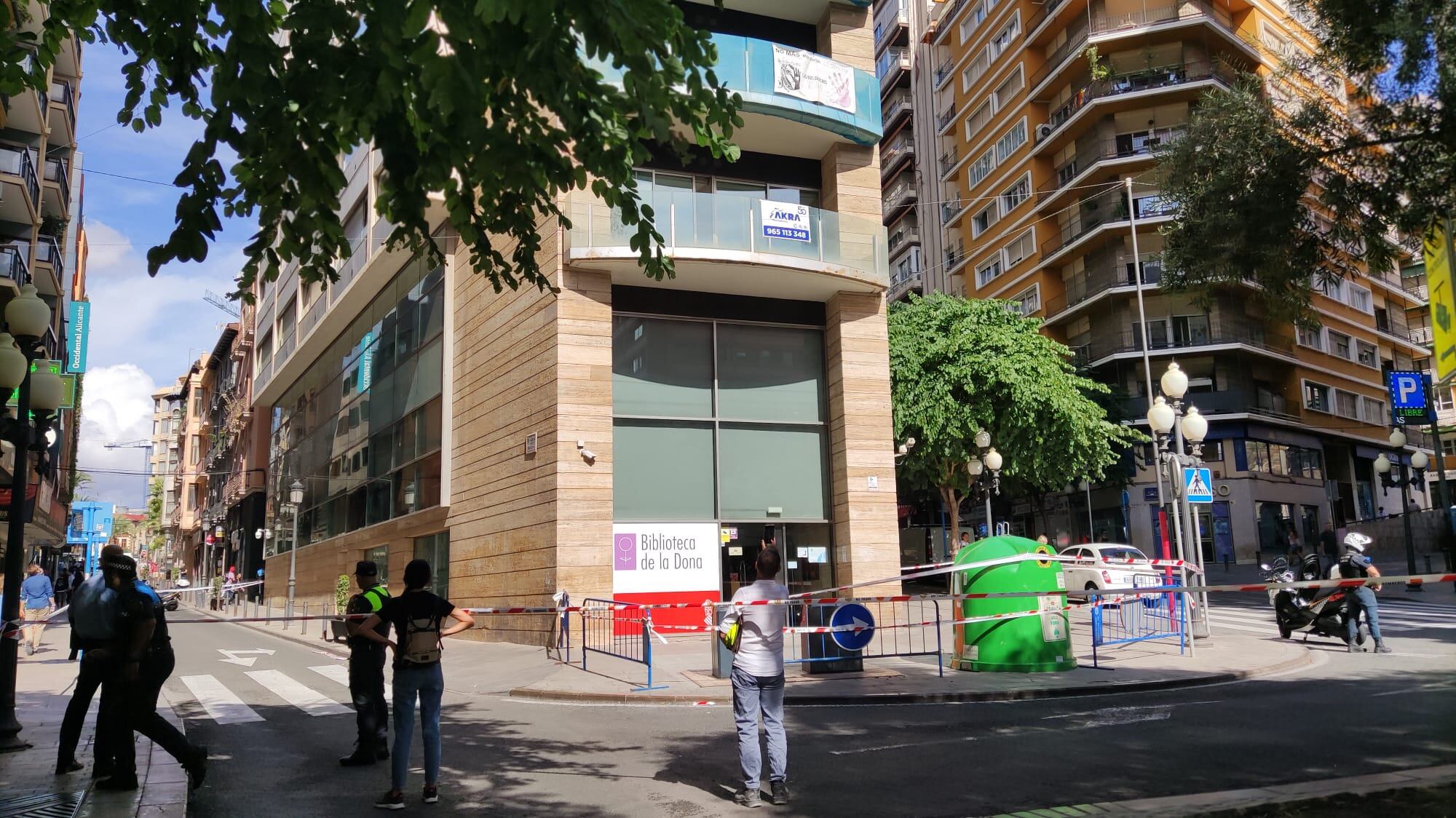 Calle cortada al tráfico por los desprendimientos en la Torre PROP