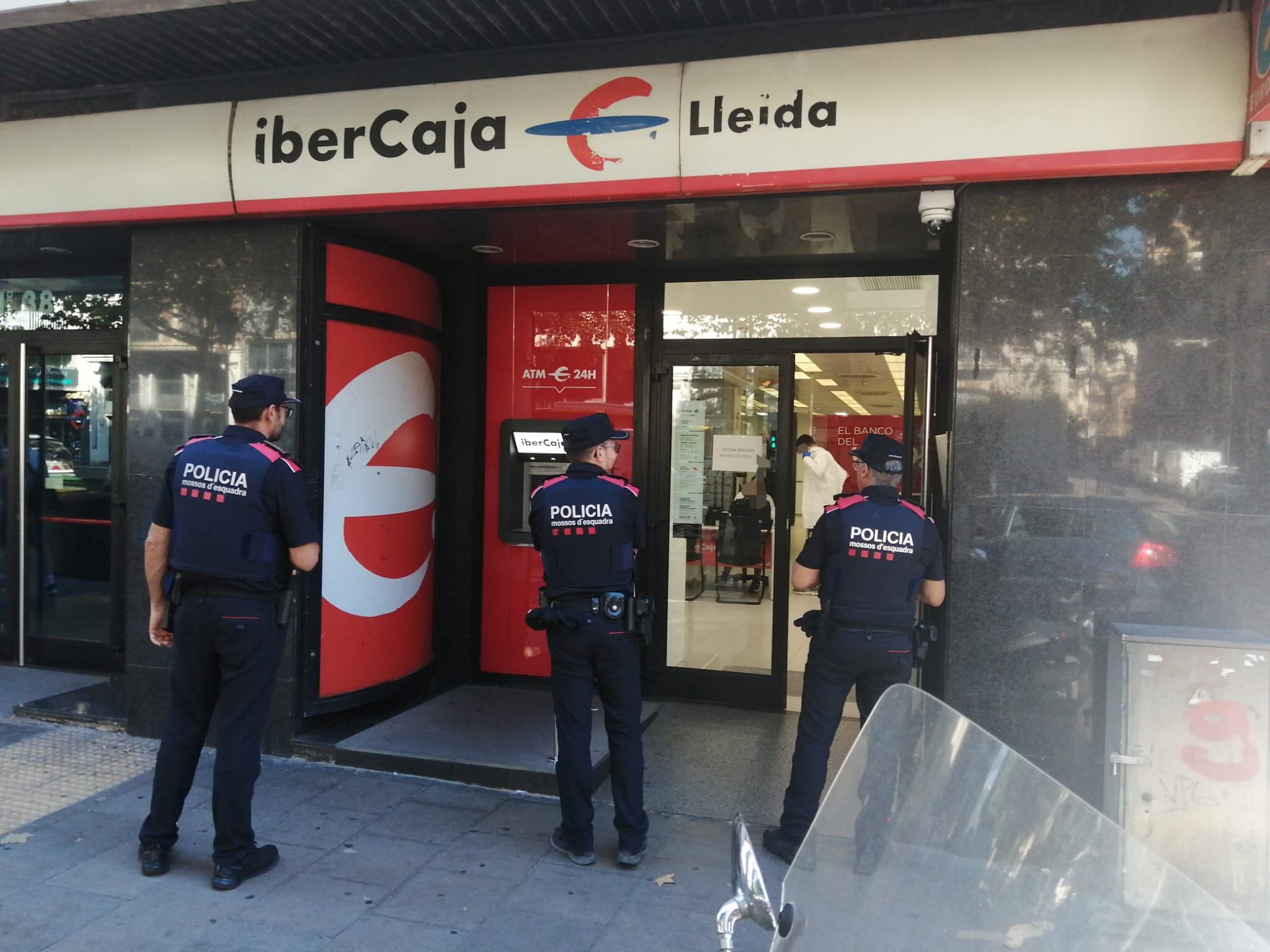 Mossos a l'oficina bancària que ha estat atracada per un home amb un ganivet