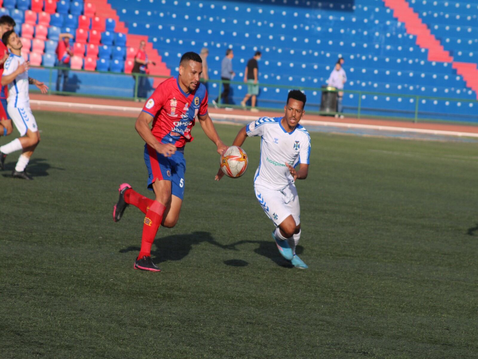 Matheus, el autor del gol, luchando por el balón.