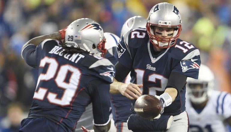 Tom Brady y LeGarrette Bloun, jugadores de los New England Patriots.