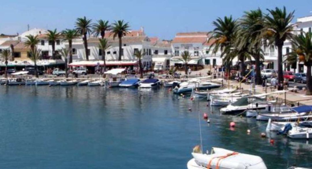 Els comerciants de Fornells estan molt enfadats amb les obres de millora al seu port.