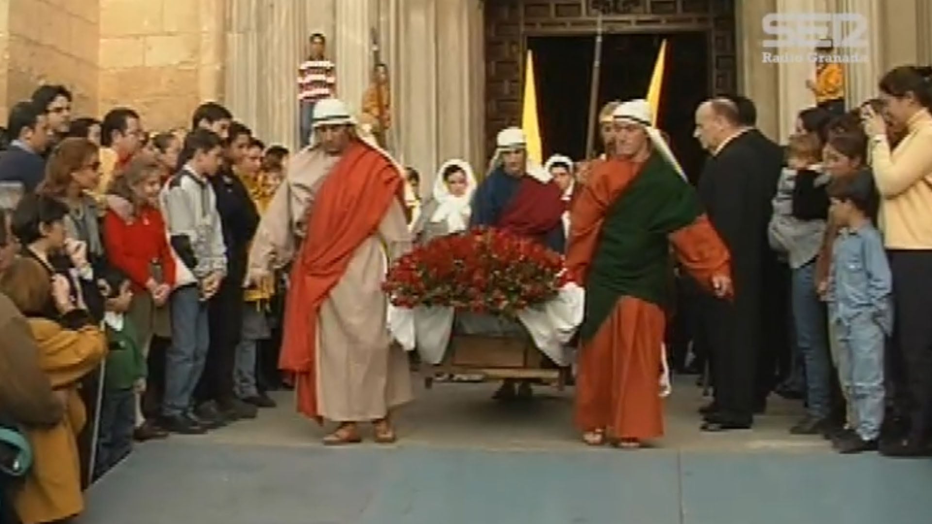 Salida procesional del Descendimiento de Cristo de la hermandad de La Soledad en la Semana Santa de Granada de 1999