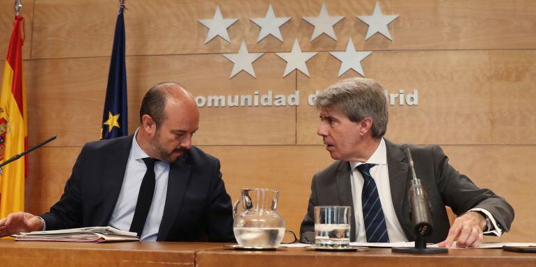 El presidente de la Comunidad de Madrid, Ángel Garrido (d), junto al vicepresidente, consejero de Presidencia y portavoz del Gobierno regional, Pedro Rollán (i), durante la rueda de prensa que han ofrecido esta mañana tras su primera reunión del consejo d