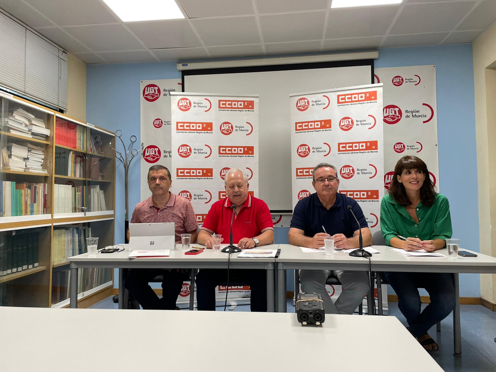 De izquierda a derecha: José Hernández Aparicio, secretario general de la Federación de Servicios, Movilidad y Consumo de UGT-RM; Antonio Jiménez Sánchez, secretario general de UGT-RM, Santiago Navarro Meseguer, secretario general de CCOO-RM, y Teresa Fuentes Rivera, secretaria general de la Federación de Servicios de CCOO-RM